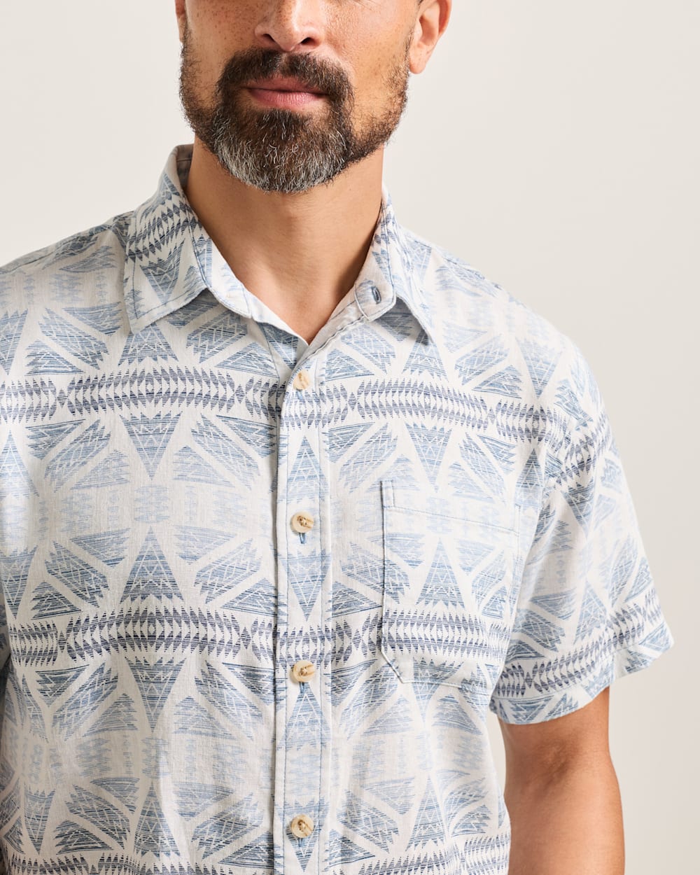 ALTERNATE VIEW OF MEN'S SHORT-SLEEVE SHORELINE LINEN SHIRT IN GREY/BLUE PONDEROSA image number 4