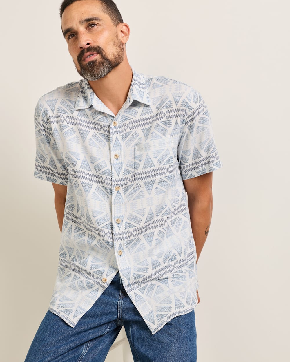 ALTERNATE VIEW OF MEN'S SHORT-SLEEVE SHORELINE LINEN SHIRT IN GREY/BLUE PONDEROSA image number 5