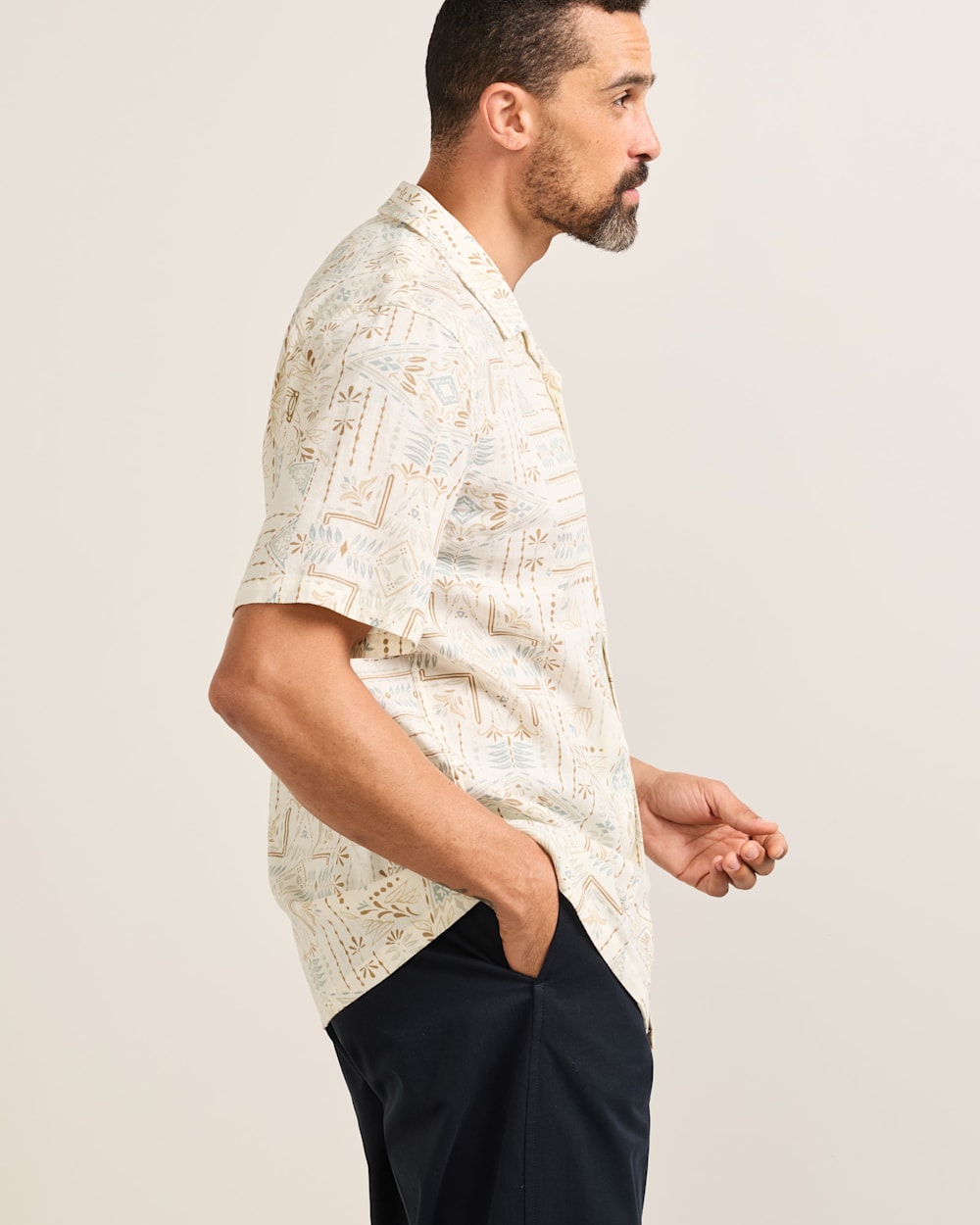 ALTERNATE VIEW OF MEN'S SHORT-SLEEVE ALOHA LINEN CAMP SHIRT IN ECRU LAUREL GROVE image number 3