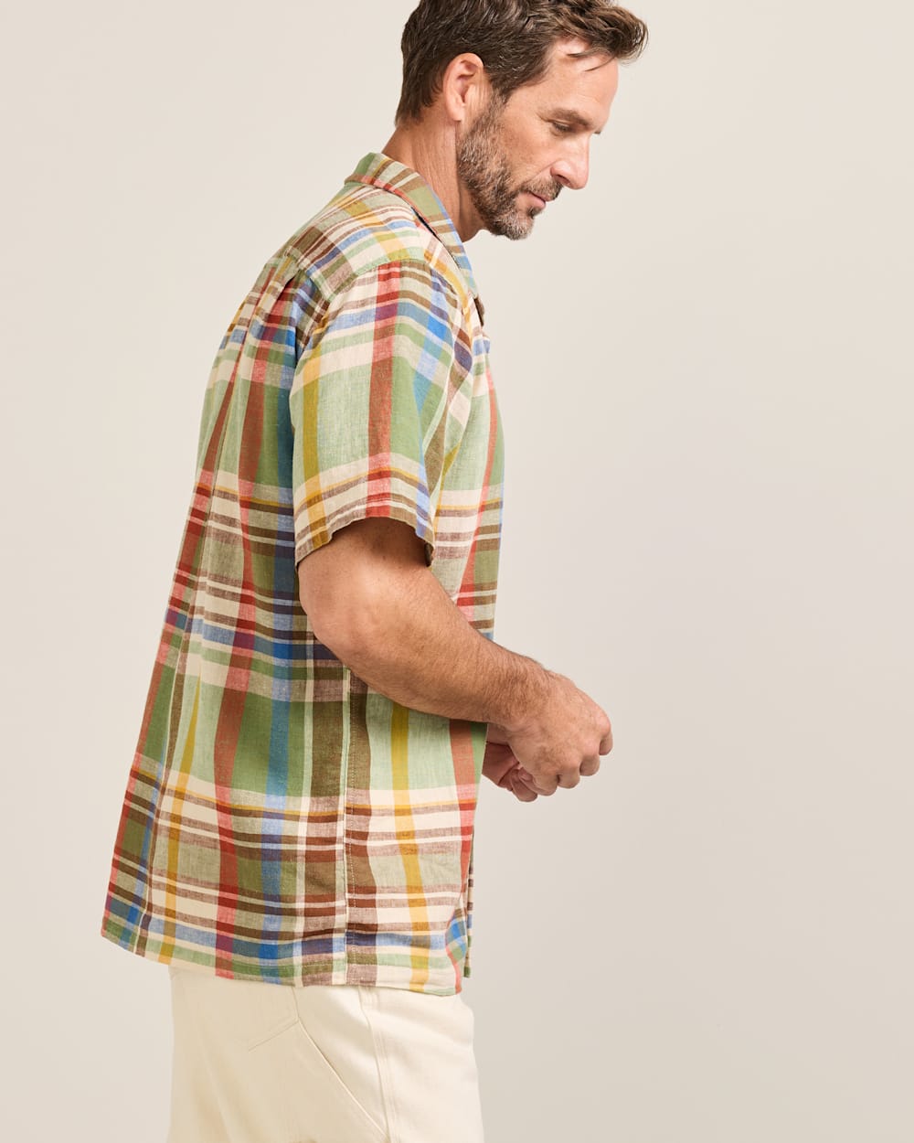 ALTERNATE VIEW OF MEN'S SHORT-SLEEVE PLAID ALOHA LINEN CAMP SHIRT IN GREEN MULTI PLAID image number 3