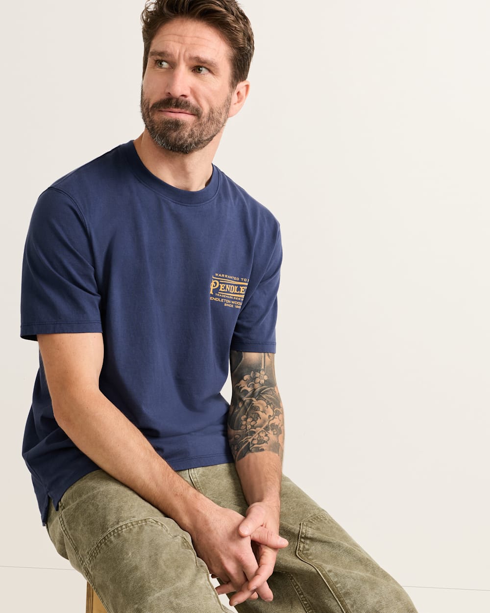 MEN'S SHORT-SLEEVE DESCHUTES VINTAGE GRAPHIC TEE IN NAVY/GOLD image number 1