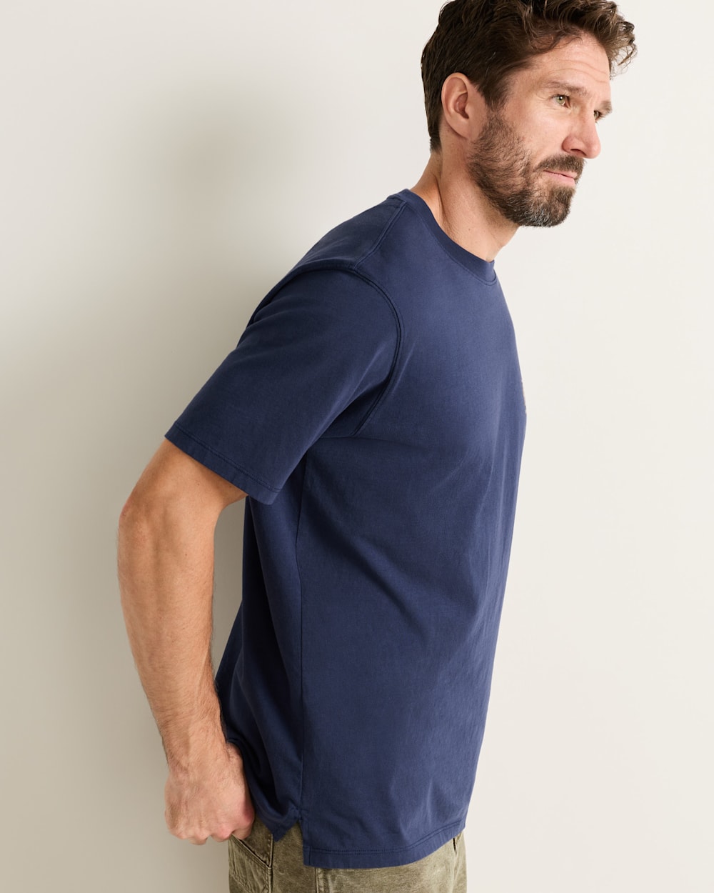 ALTERNATE VIEW OF MEN'S SHORT-SLEEVE DESCHUTES VINTAGE GRAPHIC TEE IN NAVY/GOLD image number 3