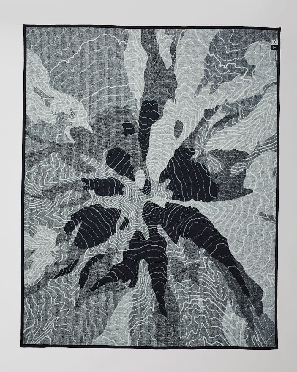 ALTERNATE VIEW OF MT. HOOD GEOLOGICAL BLANKET IN GREY/BLACK MULTI image number 2