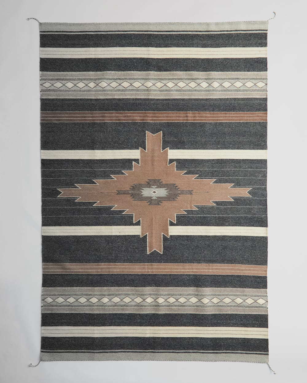 SHINING STAR RUG IN GREY image number 1