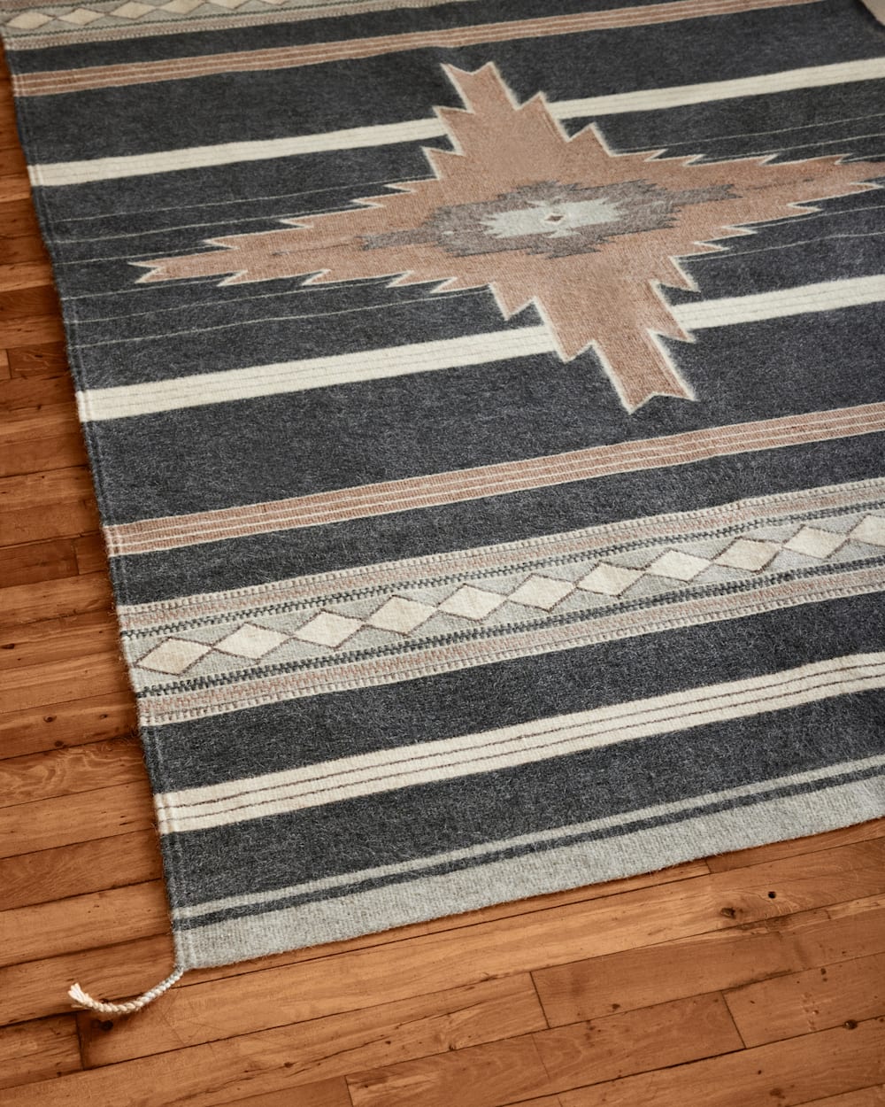 ALTERNATE VIEW OF SHINING STAR RUG IN GREY image number 2