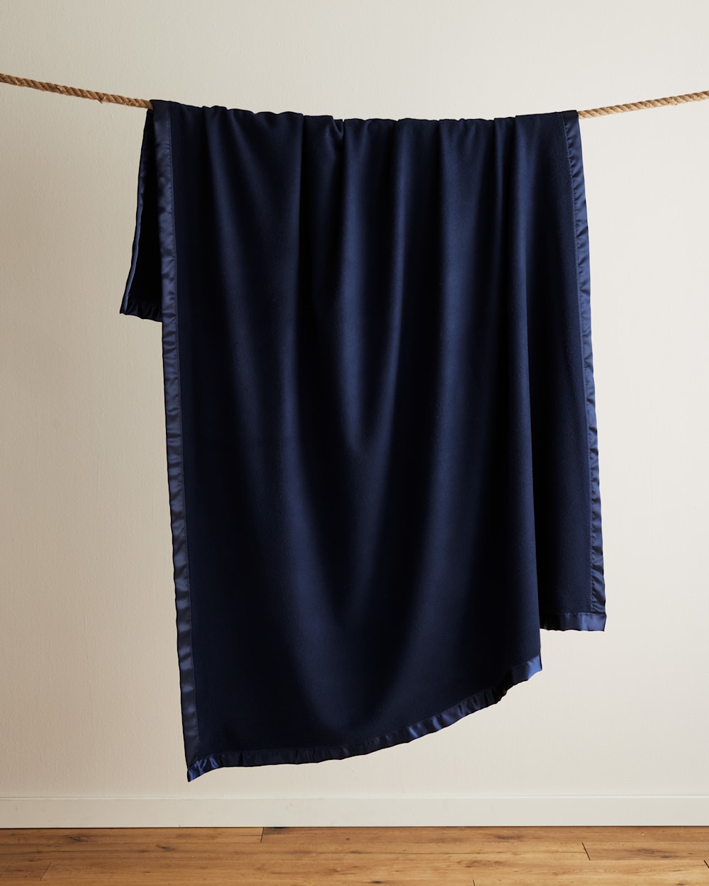 ALTERNATE VIEW OF HEIRLOOM CLASSIC MERINO BLANKET IN NAVY image number 5