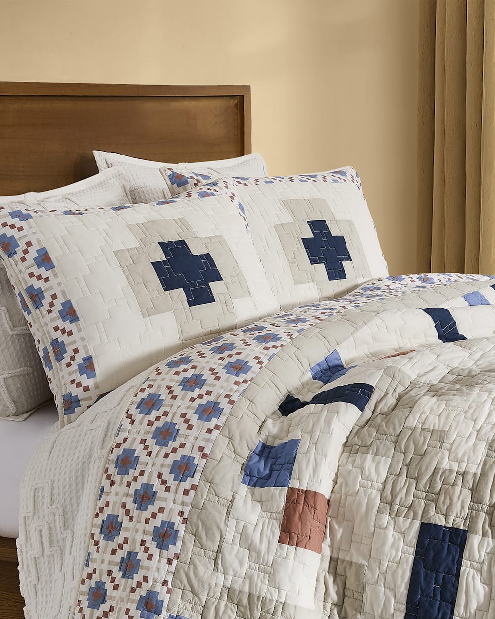 MEADOW SUMMIT QUILT SET IN IVORY MULTI image number 1