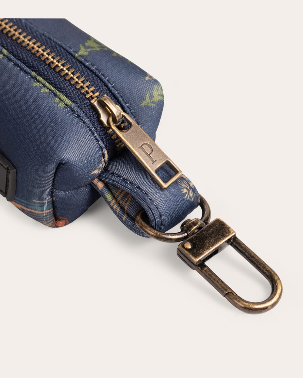 ALTERNATE VIEW OF PET WASTE BAG HOLDER IN CANOE CLUB image number 2