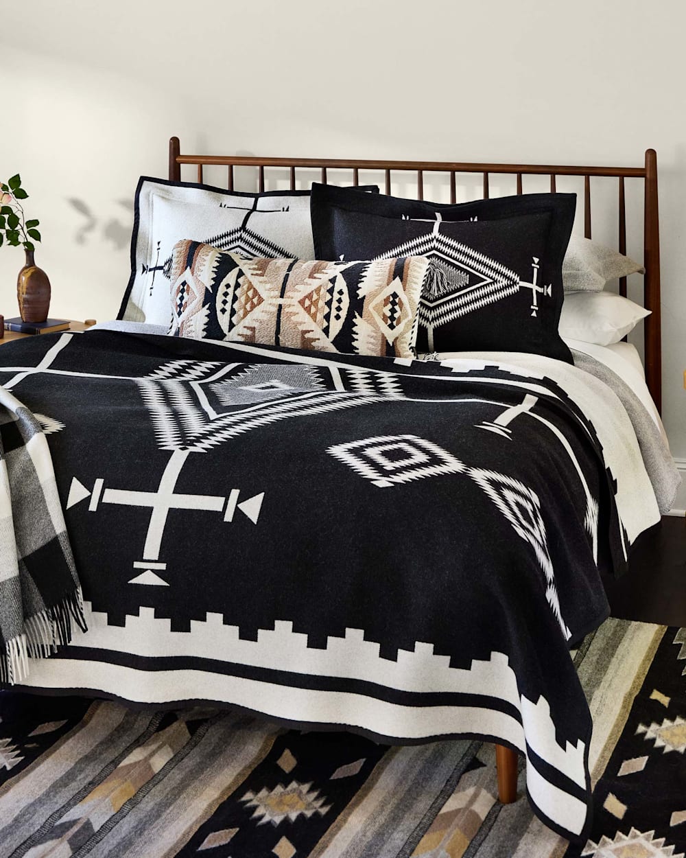 LOS OJOS JACQUARD BEDDING COLLECTION IN BLACK/WHITE image number 1
