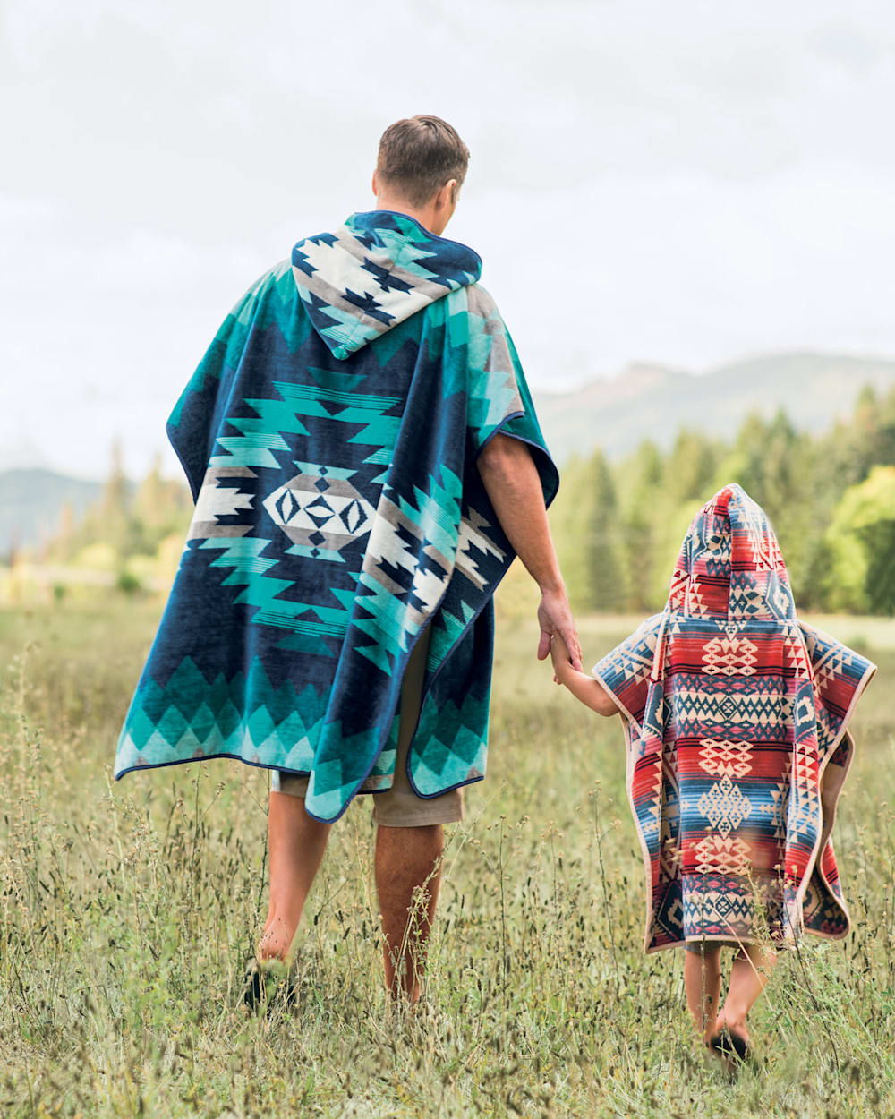 ADDITIONAL VIEW OF CANYONLANDS HOODED KIDS' TOWEL IN DESERT SKY image number 2