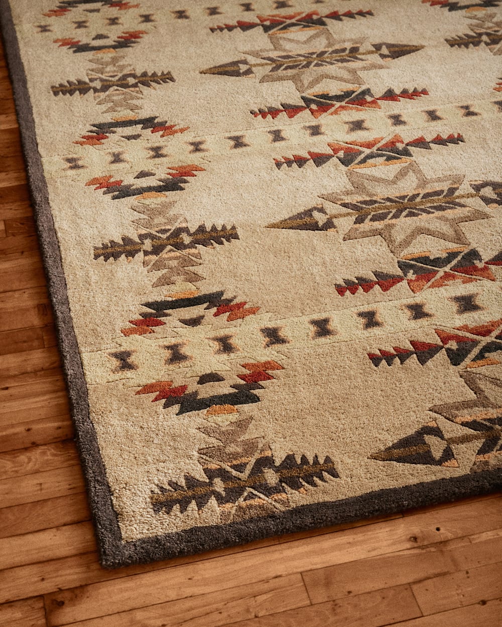 ALTERNATE VIEW OF HANDMADE GATEKEEPER RUG IN BEIGE image number 4