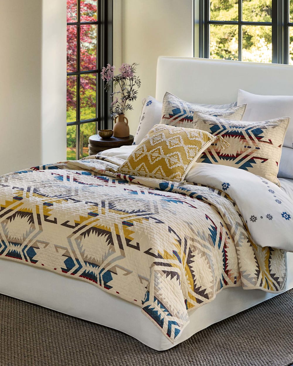 WHITE SANDS PRINTED QUILT SET IN IVORY MULTI image number 1