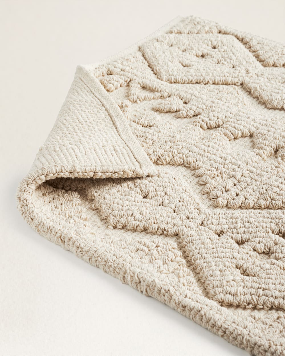 ALTERNATE VIEW OF LOS LUNAS BATH RUG IN SANDSHELL image number 2