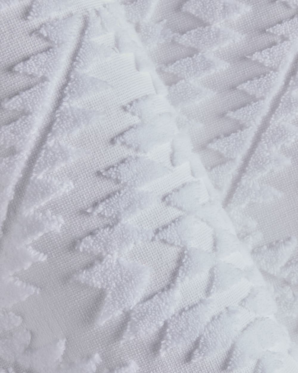 ALTERNATE VIEW OF RANCHO ARROYO TOWEL COLLECTION IN BRIGHT WHITE image number 5