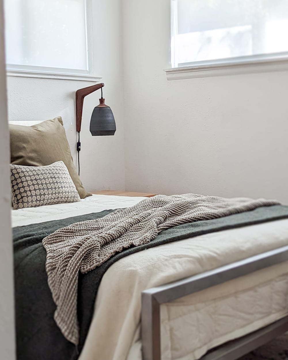 ALTERNATE VIEW OF PARK SLOPE CERAMIC PLUG-IN SCONCE IN MATTE BLACK image number 2