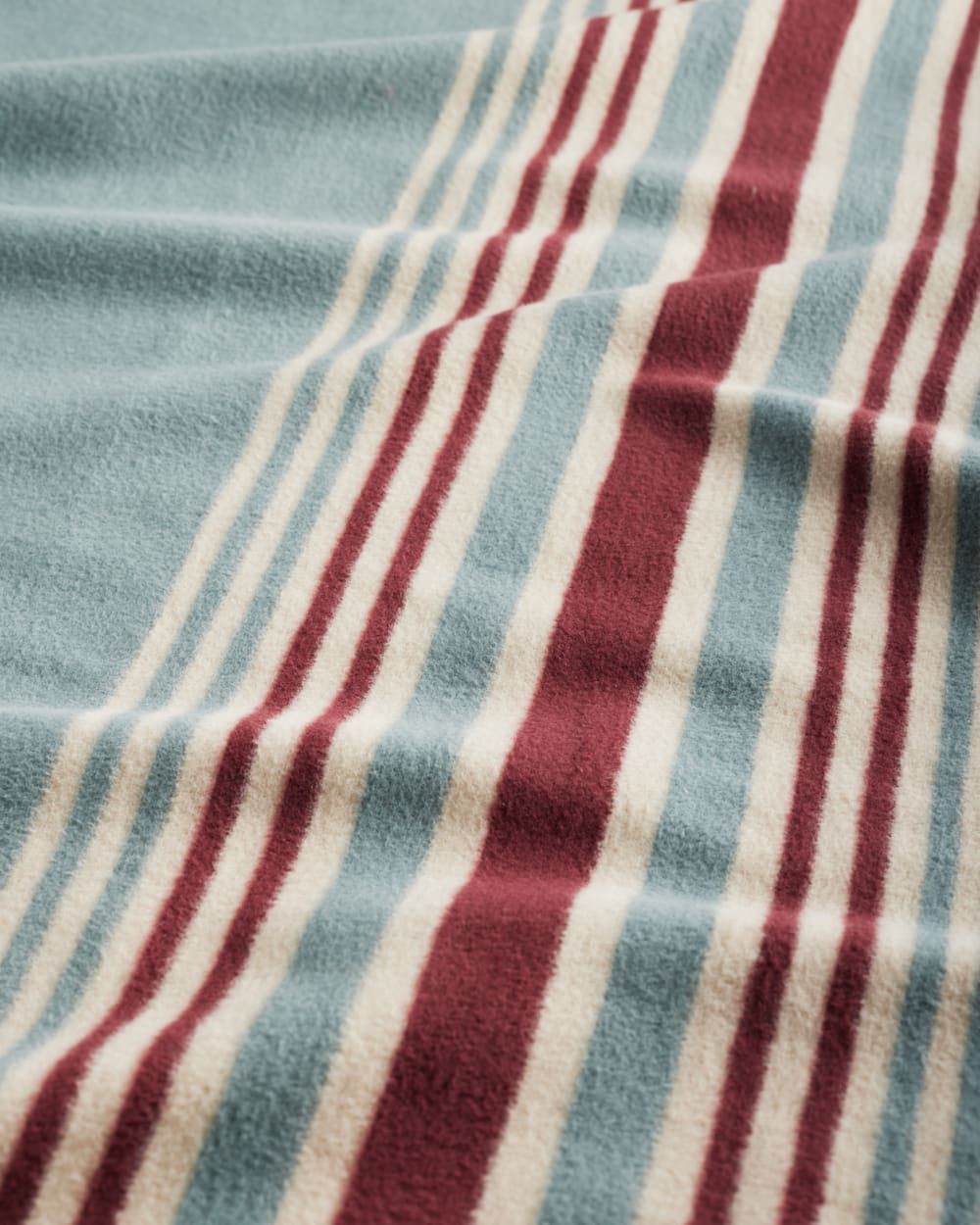 ALTERNATE VIEW OF CARICO LAKE/STRIPE ORGANIC COTTON THROW GIFT PACK IN MARINE/SHALE image number 5