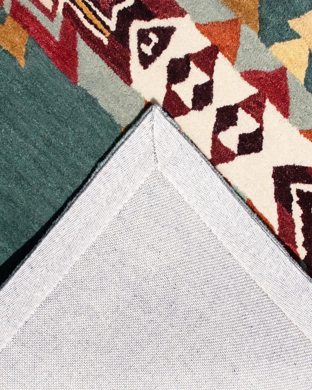 CLOSEUP VIEW OF HIGHLAND PEAK RUG IN TEAL image number 3