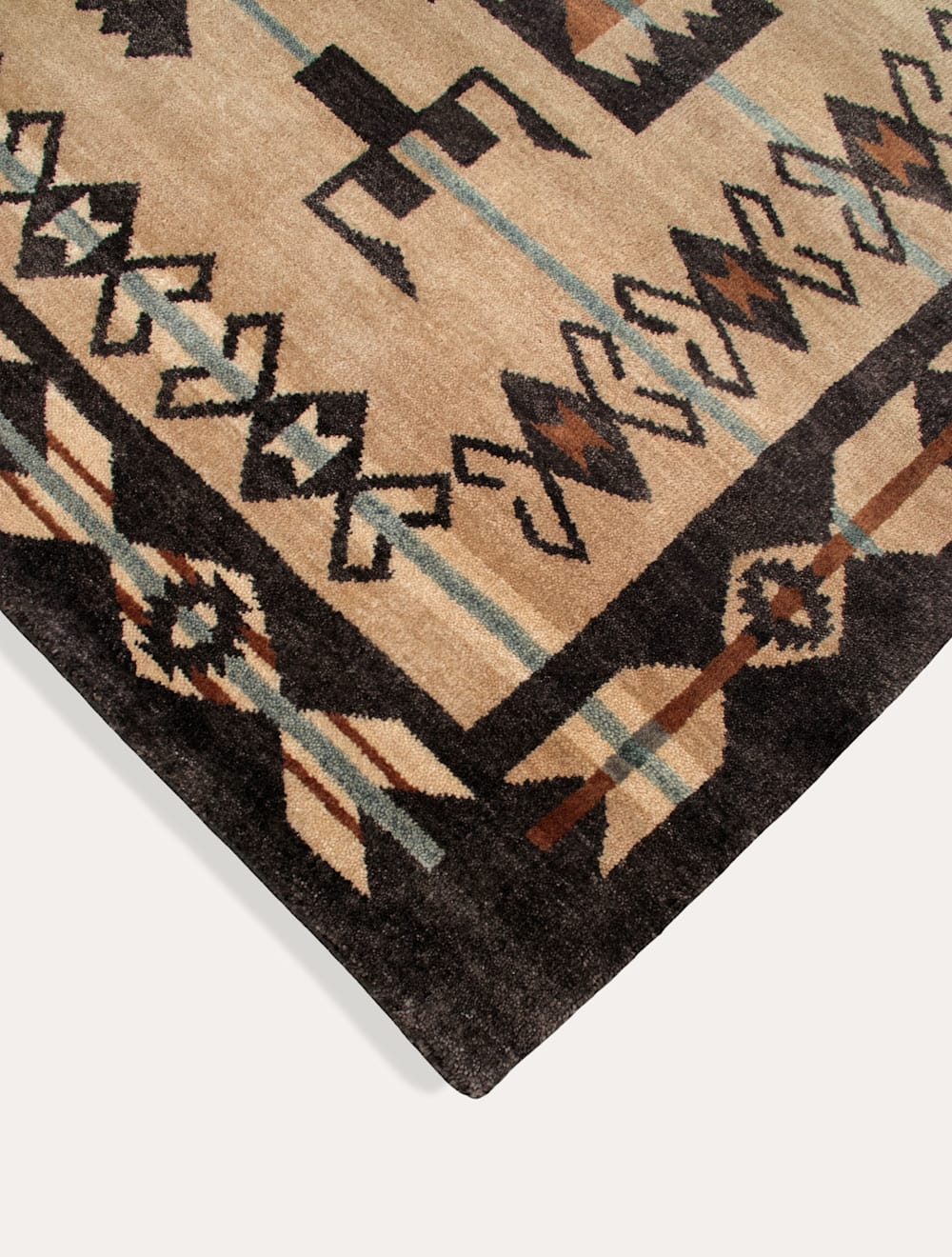 CLOSE UP VIEW OF CORNER OF STORM FALCON RUG IN TAN/BLACK MULTI image number 2