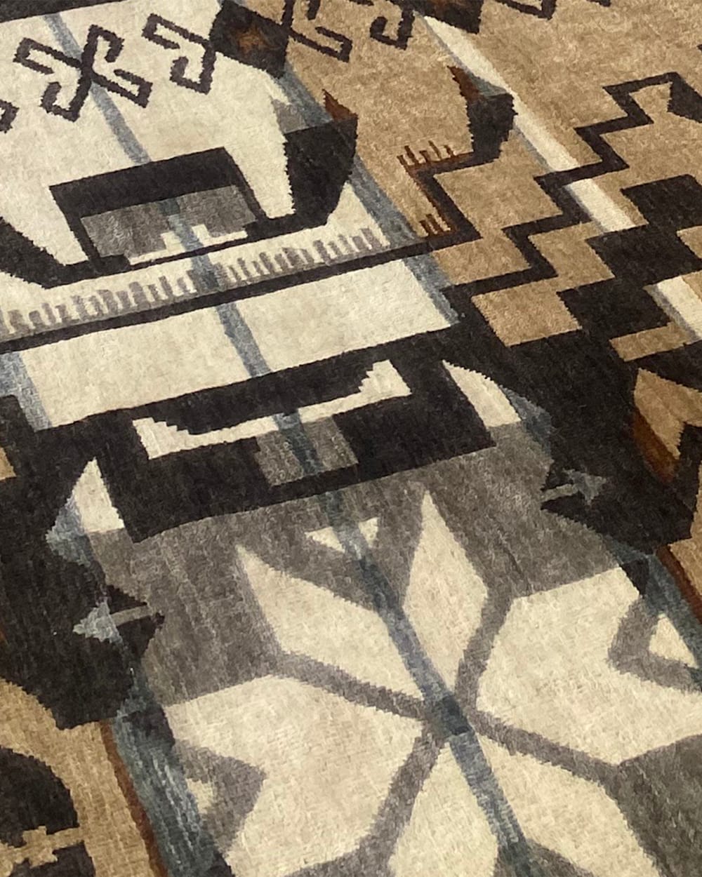 ALTERNATE VIEW OF STORM FALCON RUG IN TAN/BLACK MULTI image number 4