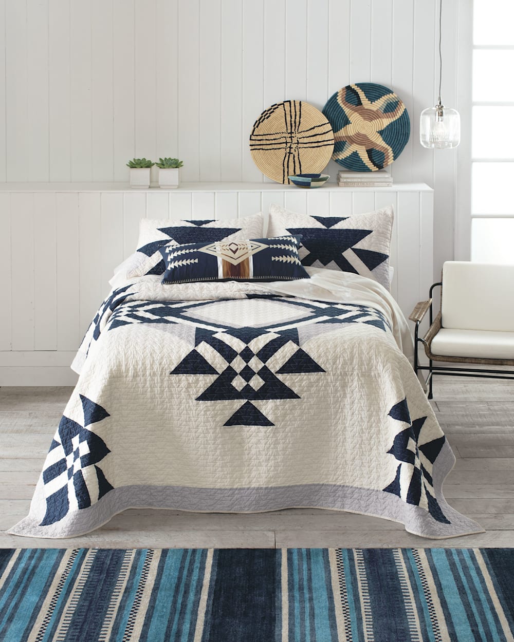 GOOSE LAKE PIECED QUILT SET IN IVORY/NAVY image number 4
