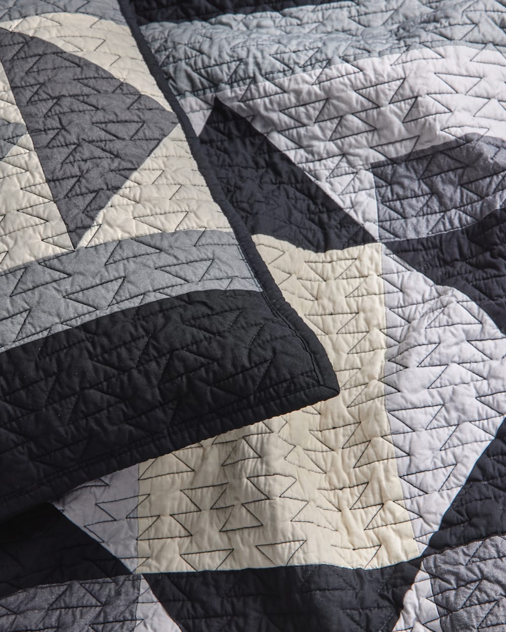 ALTERNATE VIEW OF SHADOW PEAK PIECED QUILT SET IN BLACK/GREY image number 4