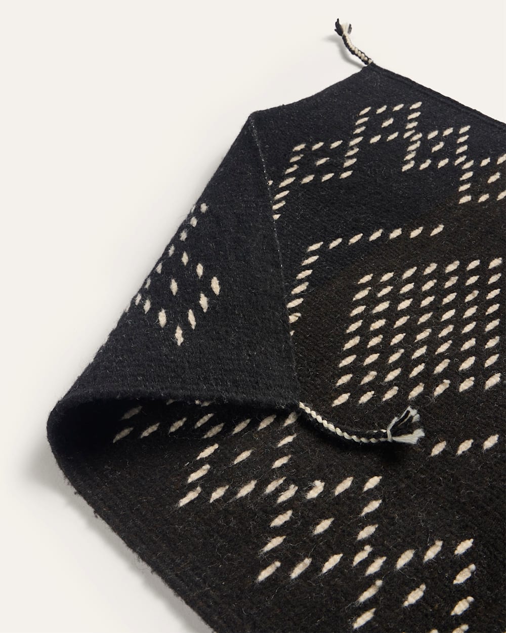 ALTERNATE VIEW OF MIL DIAMONDS RUG IN BLACK/IVORY image number 2