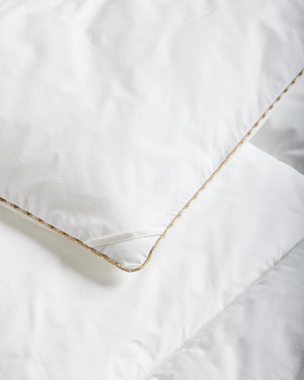 CLOSE UP VIEW OF DOWN ALTERNATIVE COMFORTER IN WHITE image number 3