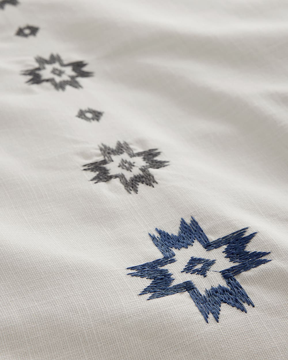 ALTERNATE VIEW OF DESERT STAR DUVET COVER SET IN IVORY image number 2