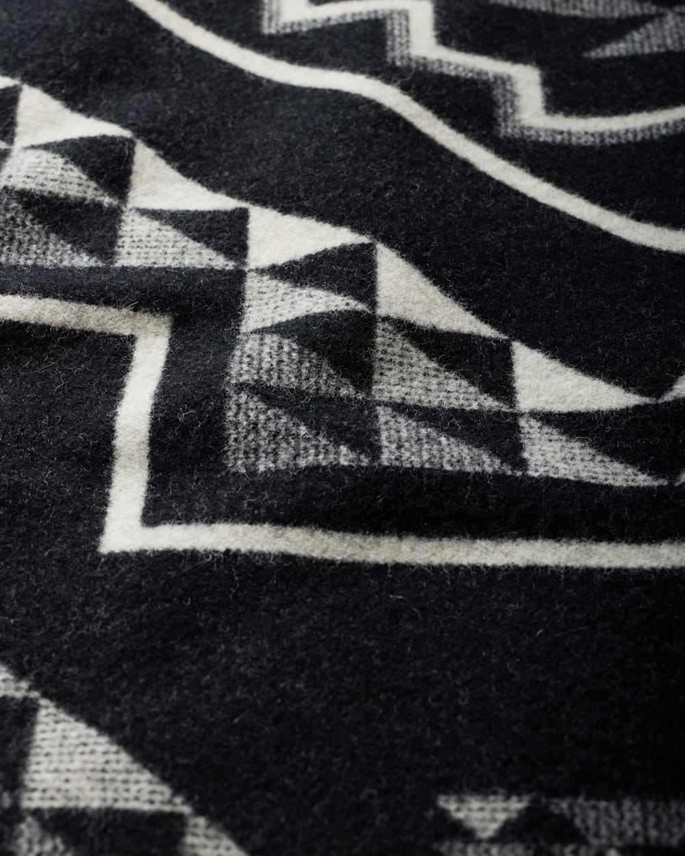 ALTERNATE VIEW OF OXBOW BLANKET IN BLACK/WHITE image number 4