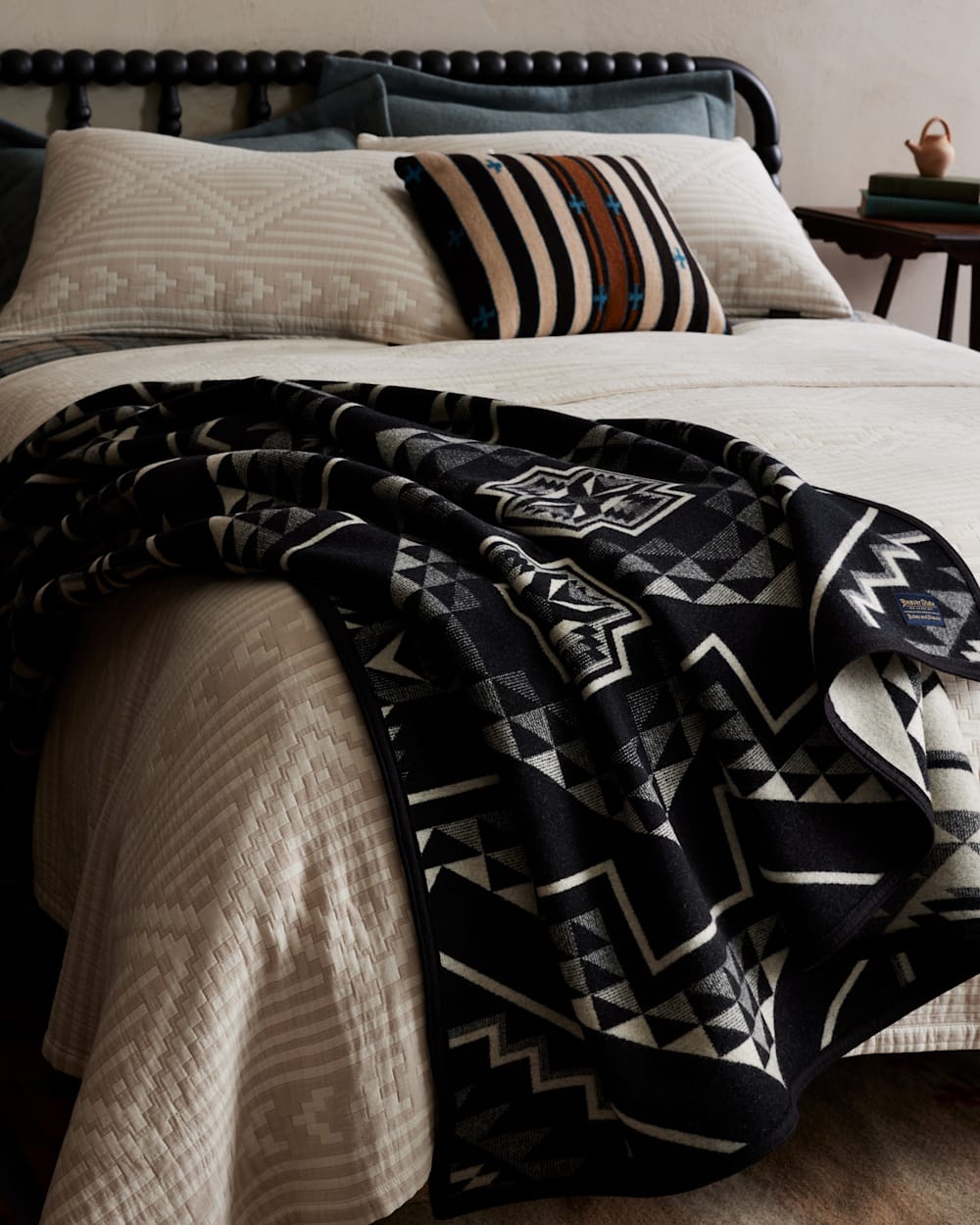 ALTERNATE VIEW OF OXBOW BLANKET IN BLACK/WHITE image number 6