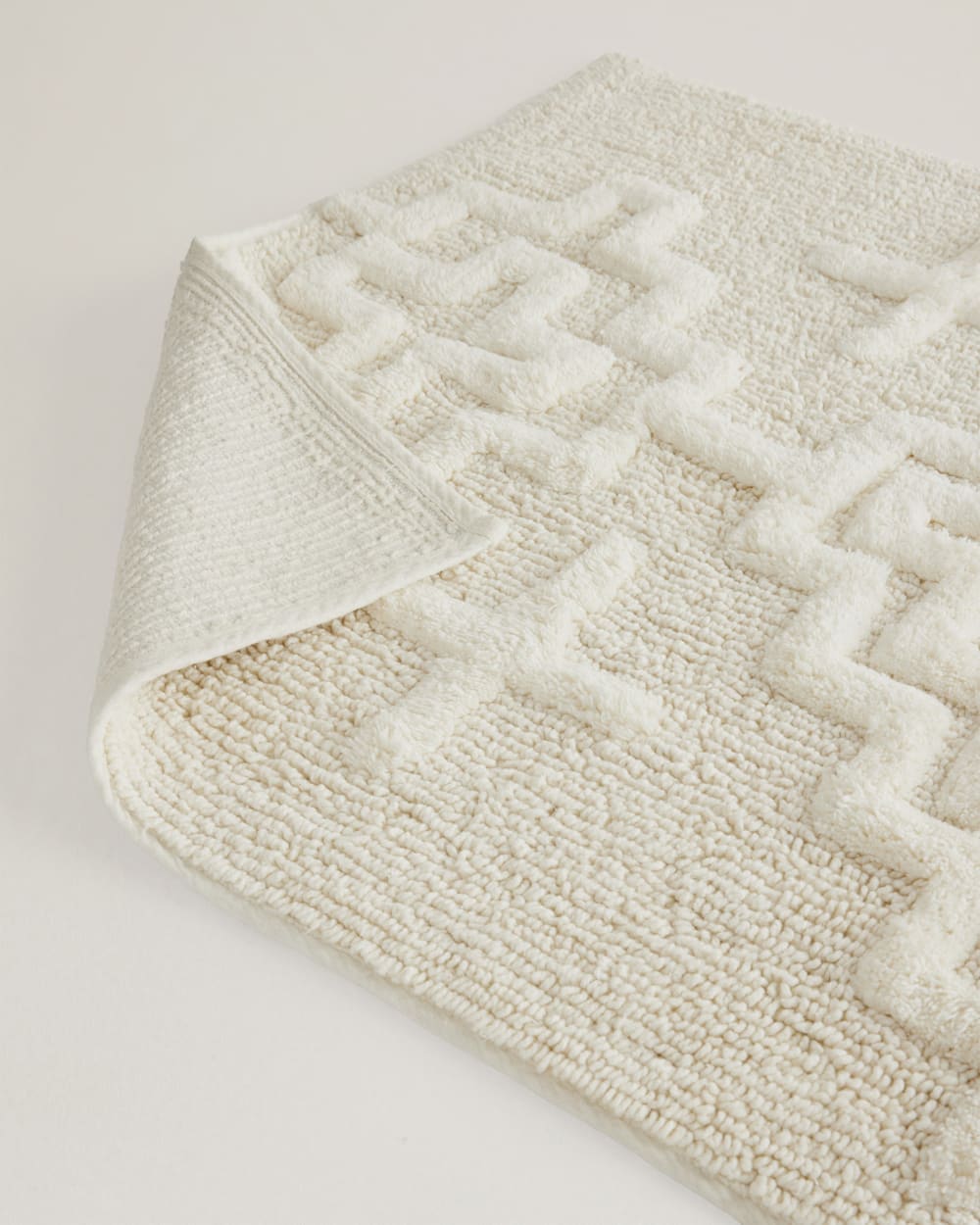 ALTERNATE VIEW OF KIVA STEPS BATH RUG IN IVORY image number 3