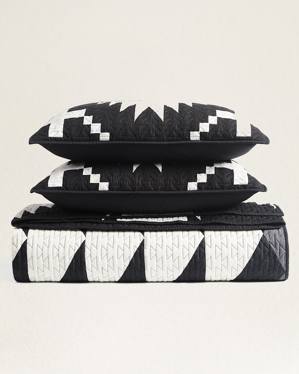 SPIDER ROCK PIECED QUILT SET IN BLACK/WHITE image number 1