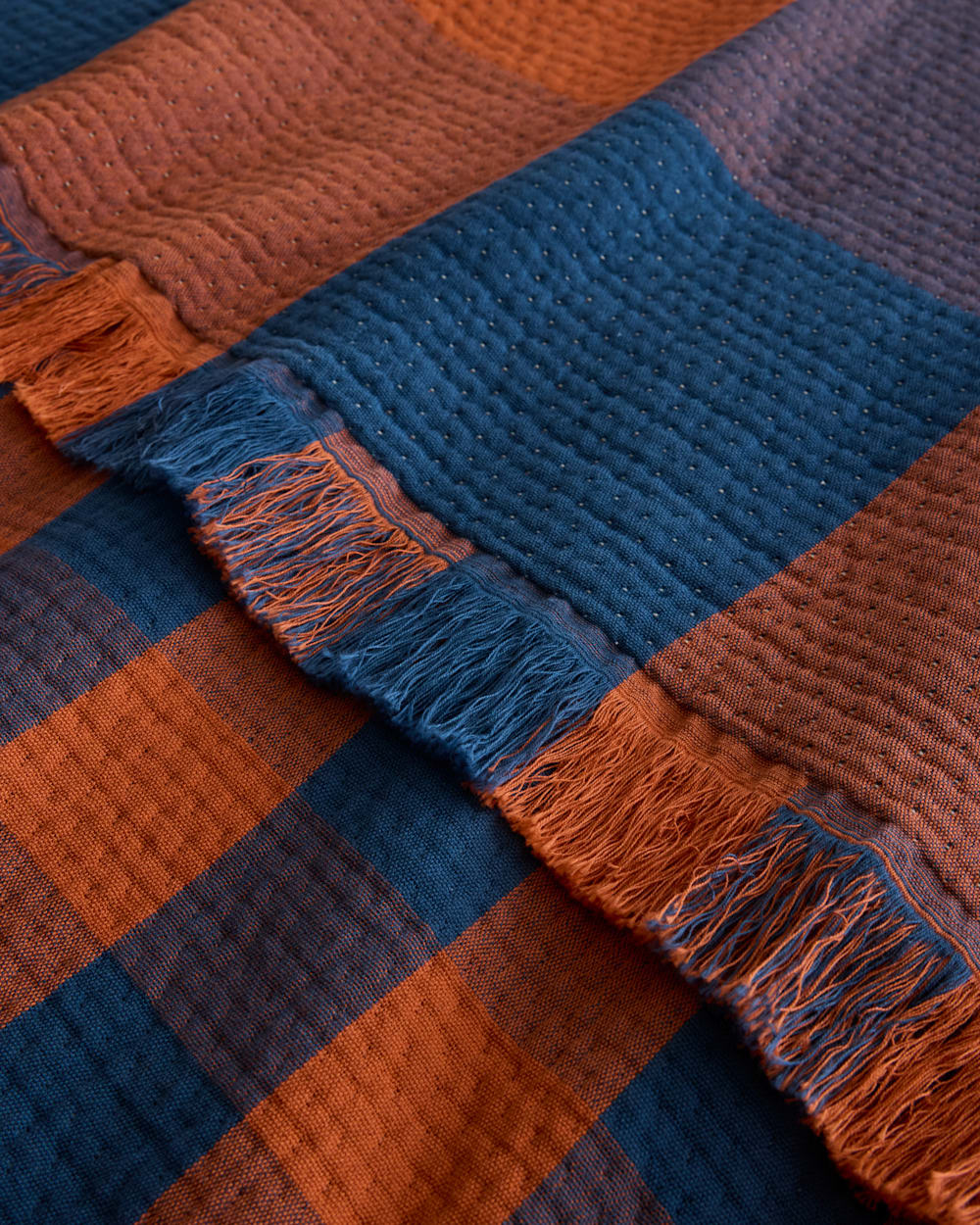 ALTERNATE VIEW OF BLOCK PLAID ORGANIC COTTON FRINGED THROW IN COPPER/INDIGO image number 4