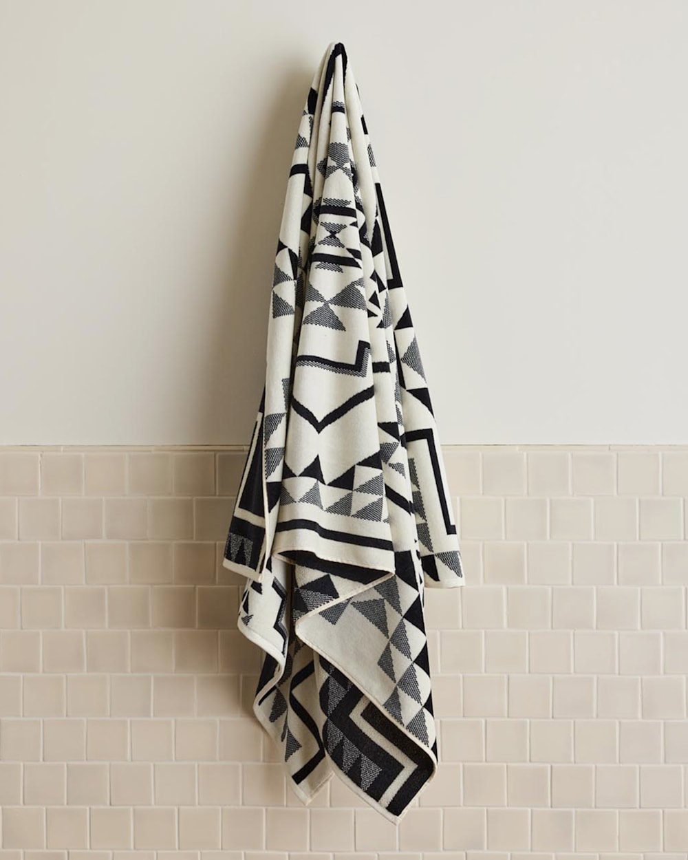 OXBOW SPA TOWEL IN BLACK/WHITE image number 1