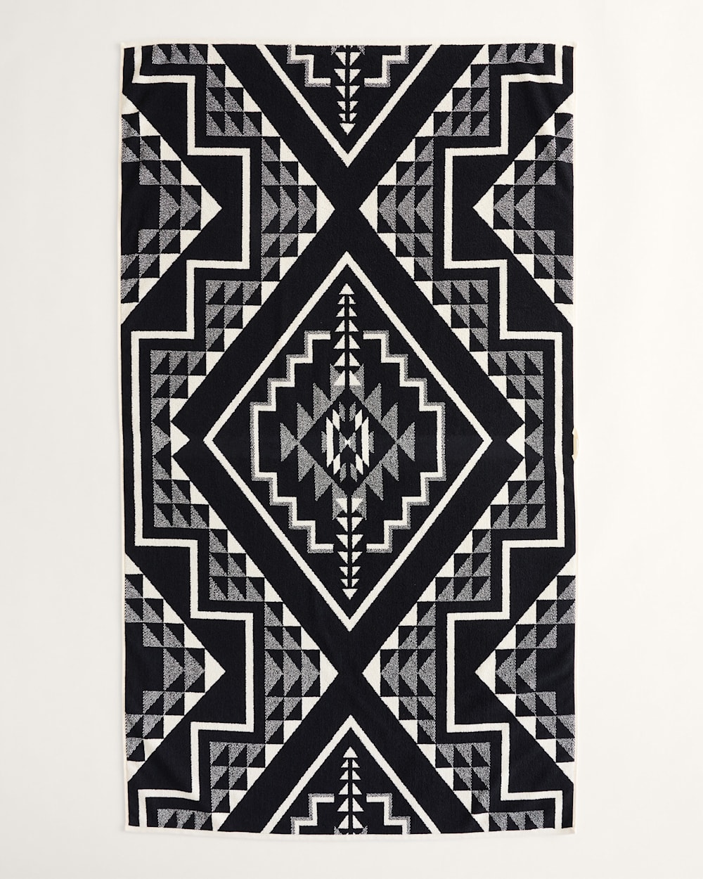 ALTERNATE VIEW OF OXBOW SPA TOWEL IN BLACK/WHITE image number 3
