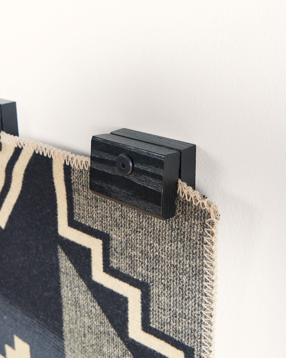 ALTERNATE VIEW OF QUILT HANGER CLIPS IN BLACK image number 3