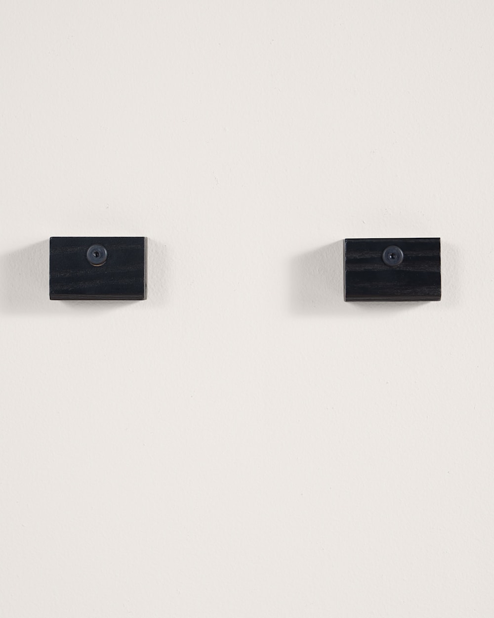 ALTERNATE VIEW OF QUILT HANGER CLIPS IN BLACK image number 4