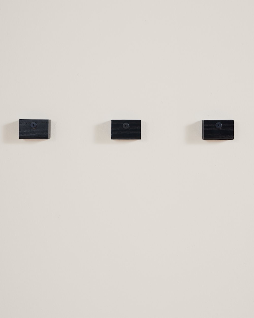 ALTERNATE VIEW OF QUILT HANGER CLIPS IN BLACK image number 5