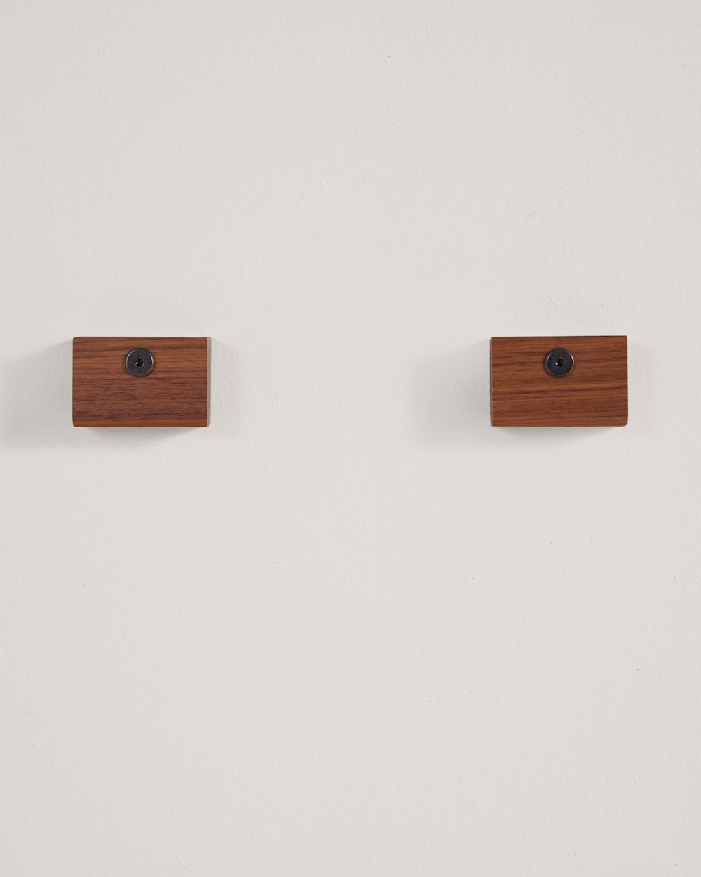 ALTERNATE VIEW OF QUILT HANGER CLIPS IN WALNUT image number 4