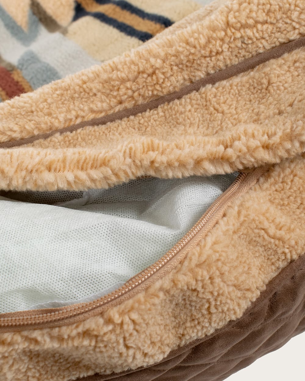 ALTERNATE VIEW OF WYETH TRAIL PET BED - NAPPER IN BEIGE image number 5