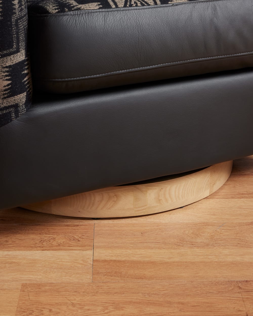 ALTERNATE VIEW OF LEATHER/WOOL BARREL CHAIR IN BLACK/HARDING TAN image number 4