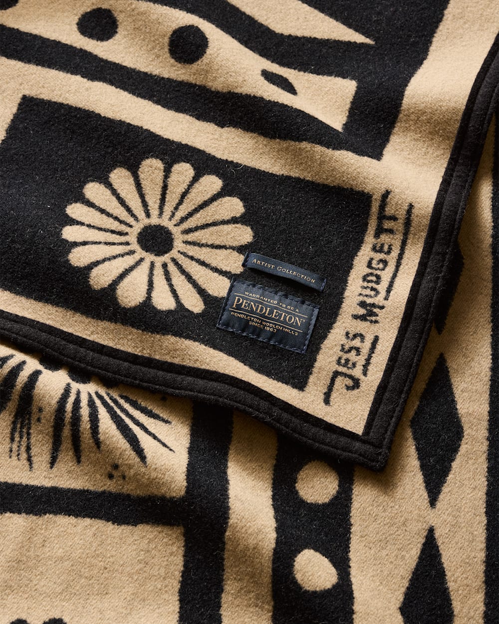 ALTERNATE VIEW OF SARATOGA BLANKET IN IVORY/BLACK image number 5