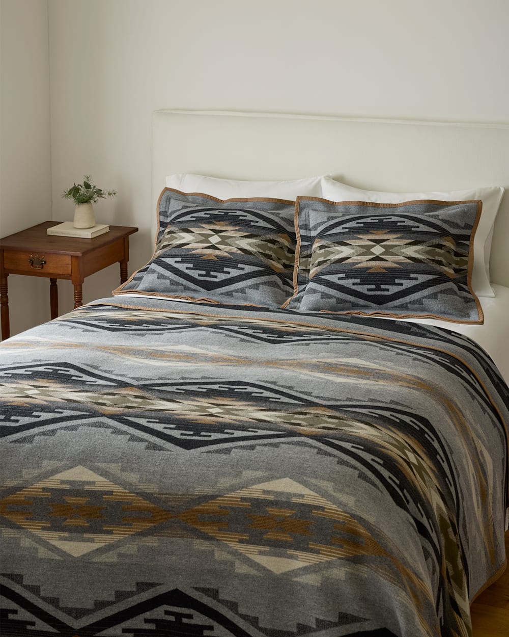 ALTERNATE VIEW OF TUMALO RIDGE BLANKET IN GREY MULTI image number 5
