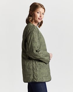ALTERNATE VIEW OF WOMEN'S REVERSIBLE QUILTED JACKET IN BOTTLE GREEN MULTI/CHARCOAL image number 4