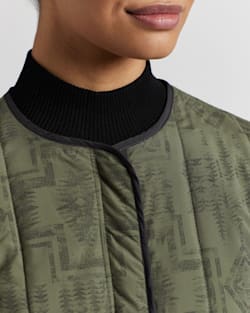 ALTERNATE VIEW OF WOMEN'S REVERSIBLE SHORT QUILTED JACKET IN BOTTLE GREEN MULTI/CHARCOAL image number 5