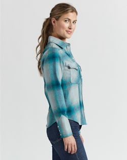 ALTERNATE VIEW OF WOMEN'S SNAP-FRONT CANYON SHIRT IN TURQUOISE/GREY OMBRE image number 2