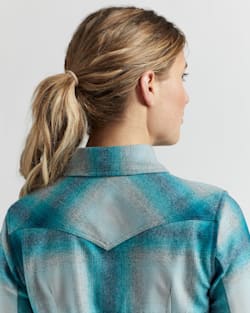 ALTERNATE VIEW OF WOMEN'S SNAP-FRONT CANYON SHIRT IN TURQUOISE/GREY OMBRE image number 5