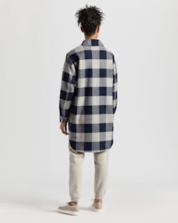ALTERNATE VIEW OF WOMEN'S OVERSIZED WOOL SHIRT JACKET IN NAVY BUFFALO CHECK image number 3
