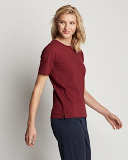 ALTERNATE VIEW OF WOMEN'S DESCHUTES TEE IN CABERNET image number 3