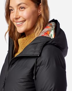 CLOSE UP VIEW OF WOMEN'S VANCOUVER DOWN PUFFER COATIN BLACK image number 4